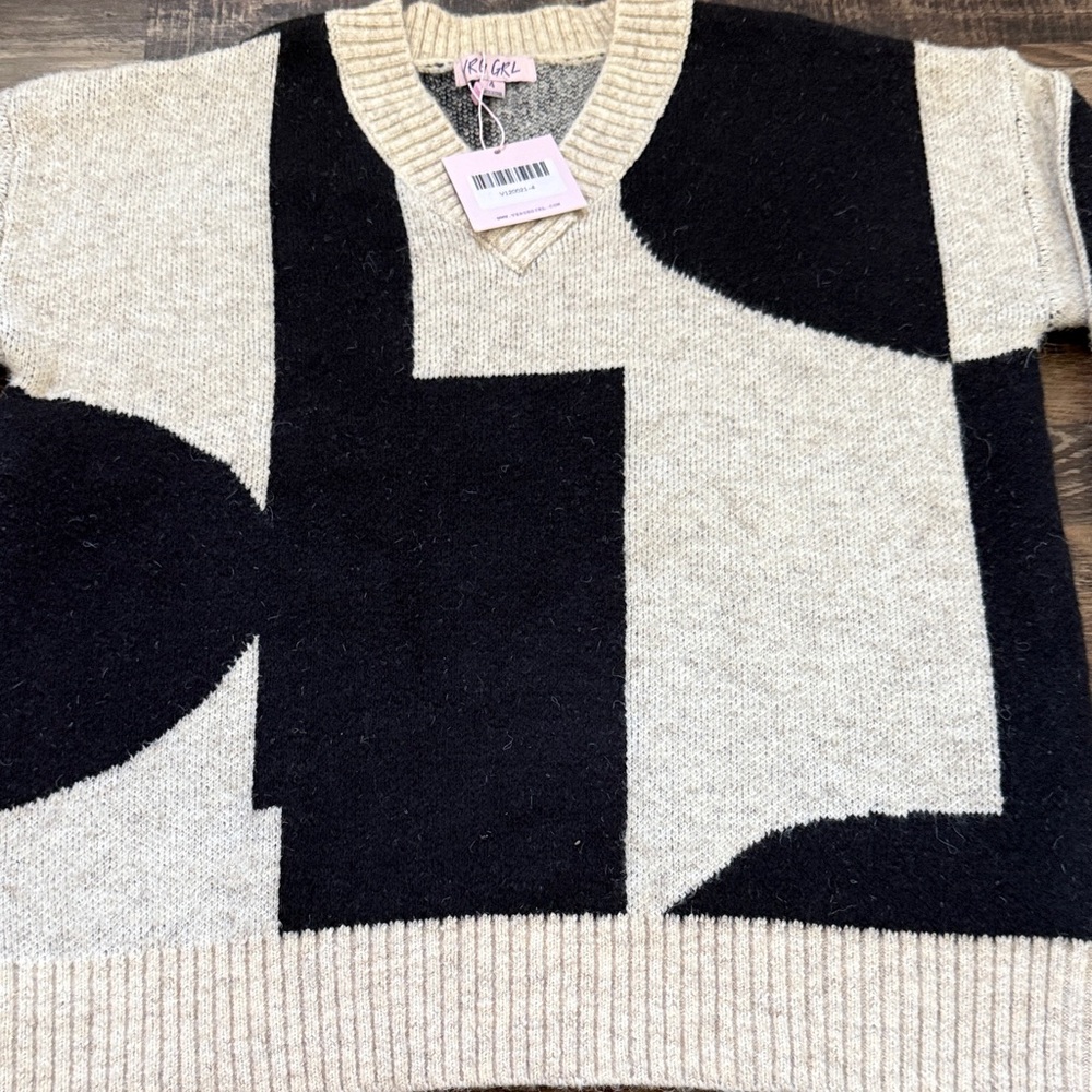NWT‎ Geometric V-Neck Sweater in Black & Cream by Verge Girl - Picture 3 of 4
